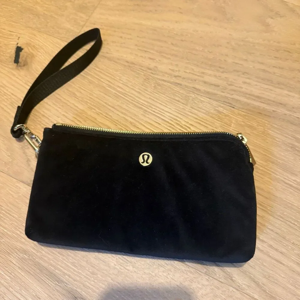 Lululemon wrist bag black velvet